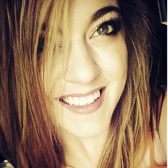 Meet your Posher, Mikaela - Picture 1 of 1